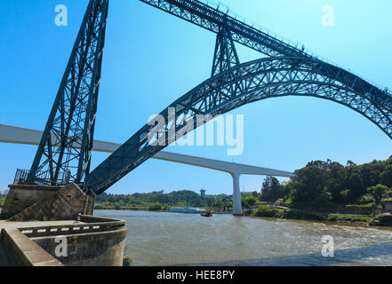 Pont ferroviaire de Maria Pia (Ponte Maria Pia, construit en 1877 par Gustave Eiffel) et St John's Bridge (construction en 1991 par Edgar Cardoso) au-dessus de Douro r Banque D'Images