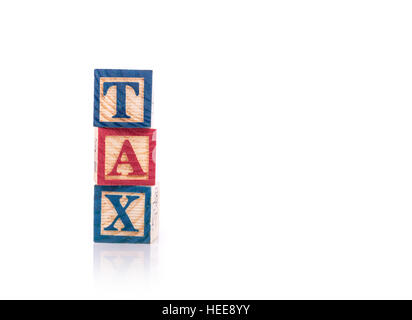 Écrire l'impôt en bois coloré alphabet blocks isolé sur fond blanc Banque D'Images