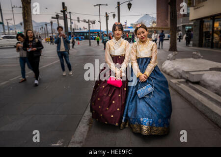 Deux jeunes femmes portant des costumes traditionnels (Coréen Hanbok), Insa-dong, Jongno-gu, Séoul, Corée Banque D'Images