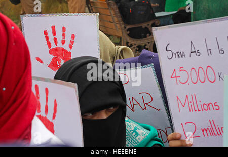 Srinagar, au Cachemire, en Inde. 18Th Oct, 2016. Les élèves de collège médical gouvernement tenir des pancartes au cours d'une manifestation de Srinagar, la capitale d'été du Cachemire sous contrôle indien le 20 décembre 2016. Les manifestants ont été appelant à la fin de l'attentat ravagée par la guerre à Alep, Syrie. © Faisal Khan/Pacific Press/Alamy Live News Banque D'Images