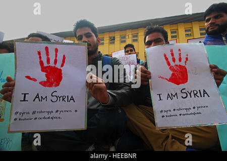 Srinagar, au Cachemire, en Inde. 18Th Oct, 2016. Les élèves de collège médical gouvernement tenir des pancartes au cours d'une manifestation de Srinagar, la capitale d'été du Cachemire sous contrôle indien le 20 décembre 2016. Les manifestants ont été appelant à la fin de l'attentat ravagée par la guerre à Alep, Syrie. © Faisal Khan/Pacific Press/Alamy Live News Banque D'Images