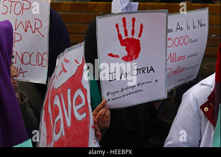 Srinagar, au Cachemire, en Inde. 18Th Oct, 2016. Les élèves de collège médical gouvernement tenir des pancartes au cours d'une manifestation de Srinagar, la capitale d'été du Cachemire sous contrôle indien le 20 décembre 2016. Les manifestants ont été appelant à la fin de l'attentat ravagée par la guerre à Alep, Syrie. © Faisal Khan/Pacific Press/Alamy Live News Banque D'Images