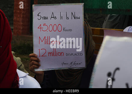 Srinagar, au Cachemire, en Inde. 18Th Oct, 2016. Un étudiant de gouvernement medical college est titulaire d'un placard pendant la manifestation de Srinagar, la capitale d'été du Cachemire sous contrôle indien le 20 décembre 2016. Les manifestants ont été appelant à la fin de l'attentat ravagée par la guerre à Alep, Syrie. © Faisal Khan/Pacific Press/Alamy Live News Banque D'Images