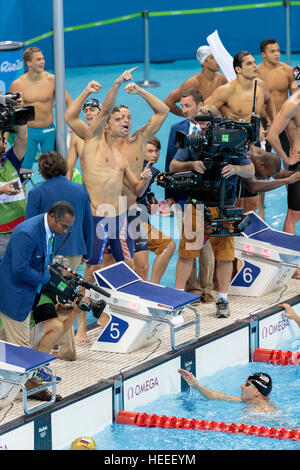 Rio de Janeiro, Brésil. 7 août 2016. Team USA-Ryan a tenu, Nathan Adrian, Michael Phelps, Caeleb Dressel concurrentes dans les Men's 4 x 100m libre Re Banque D'Images