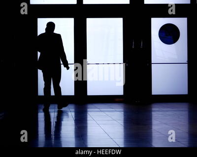 Silhouette man phoning Banque D'Images