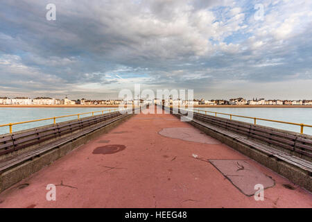 Anglais ville côtière de s'occuper vu de l'extrémité de la jetée de Deal. Vue grand angle, ciel nuageux, mer calme. Tôt le matin. Pier déserté. Banque D'Images