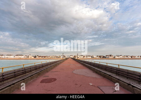 Anglais ville côtière de s'occuper vu de l'extrémité de la jetée de Deal. Vue grand angle, ciel nuageux, mer calme. Tôt le matin. Pier déserté. Banque D'Images