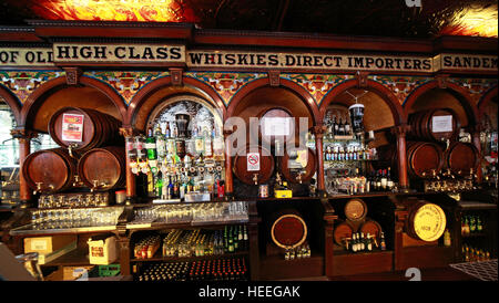 Comptoir intérieur du célèbre Crown Saloon Bar, à Gt Victoria St, Belfast, Irlande du Nord, Royaume-Uni Banque D'Images