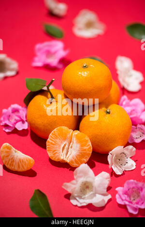 La décoration du nouvel an chinois. Mandarin orange sur fond rouge. Banque D'Images