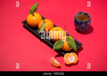 La décoration du nouvel an chinois. Mandarin orange sur fond rouge. Banque D'Images