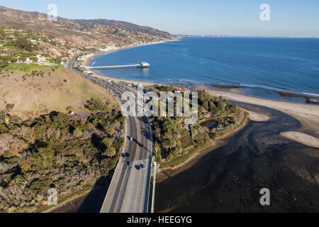 Vue aérienne de la Pacific Coast Highway et Malibu Pier en Californie du Sud. Banque D'Images