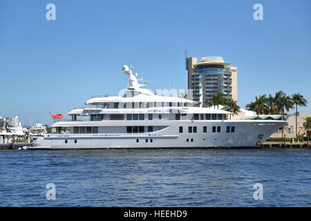 Le bateau yacht de Invictus amarré à Fort Lauderdale, Floride, USA en face de l'hôtel Hyatt Banque D'Images