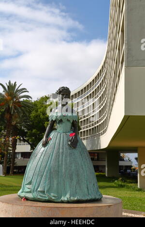 Statue de Sissi, l'ancienne impératrice d'Autriche, en face de l'hôtel Pestana hôtel de Funchal sur l'île portugaise de Madère Banque D'Images