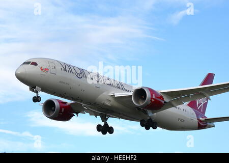 Virgin Atlantic Boeing 787-9 Dreamliner G-VCRU l'atterrissage à l'aéroport Heathrow de Londres, UK Banque D'Images