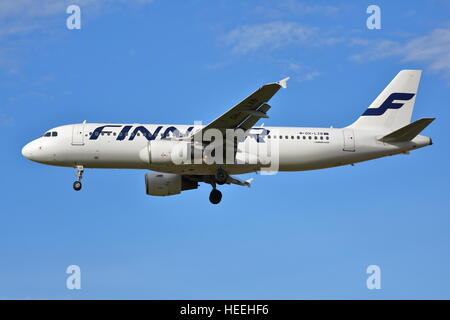 Airbus A320-200 Finnair OH-LXB atterrissage à l'aéroport de Heathrow, Londres Banque D'Images