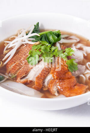 Canard rôti et nouilles Banque D'Images