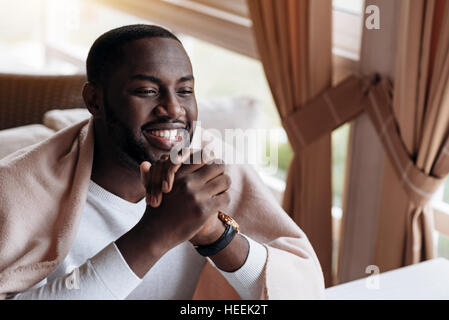 African American man positive assis dans le café Banque D'Images