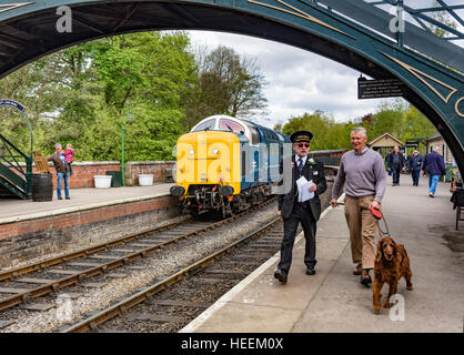 Un passager et de garde en conversation sur station Pickering Banque D'Images