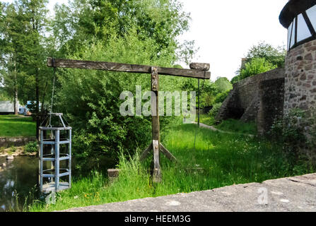 Cage de sorcières - instrument de torture médiévale à la rivière à Bonaduz an der Strasse, près de la ville natale des frères Grimm, Germa Banque D'Images