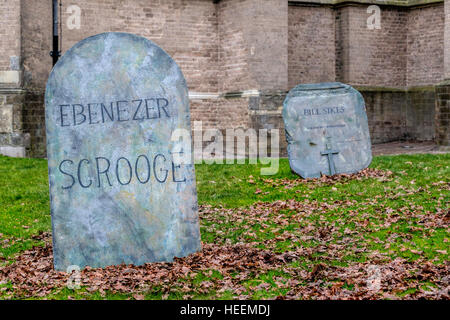 Pierres tombales faux de Ebenezer Scrooge et Bill Sikes dans le cimetière de Saint Nicholas Church au festival Dickens de Deventer. Banque D'Images