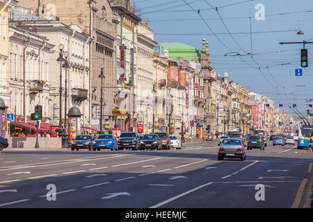 SAINT PETERSBURG, Russie - le 26 juillet 2014 : le trafic important sur la rue principale de Nevsky Prospekt, à l'été Banque D'Images