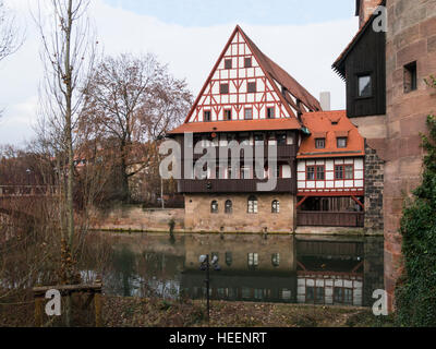 Vue sur la rivière Pegnitz à Weinstadle wine store Nuremberg Bavière Allemagne UE Banque D'Images