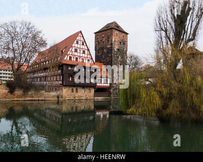 Vue sur la rivière Pegnitz à Weinstadle wine store et Water Tower Nuremberg Nuremberg Bavière Allemagne UE Banque D'Images