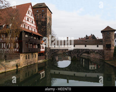 Vue sur la rivière Pegnitz à Weinstadle Henkersteg et Nuremberg Bavière Allemagne UE dans l'historique quartier de Sebald Banque D'Images