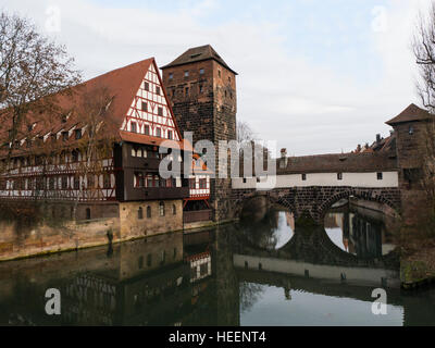 Vue sur la rivière Pegnitz à Weinstadle wine store water tower et Henkersteg Hangman's Bridge Sebald Historic District Nuremberg Bavière Allemagne UE Banque D'Images