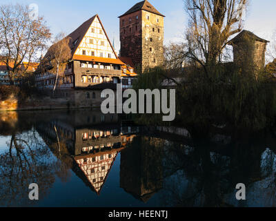 Vue sur la rivière Pegnitz à Weinstadle Henkersteg et Nuremberg Bavière Allemagne UE dans le quartier historique de Sebald belle journée hivers Décembre météo Banque D'Images