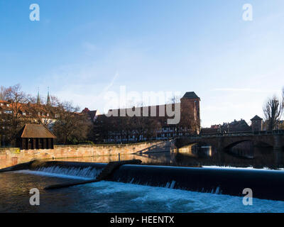 Vue le long de la rivière Pegnitz à Max Brucke Bridge et Weinstadle Henkersteg Hangman's bridge Sebald Nuremberg Bavière Allemagne UE District Banque D'Images