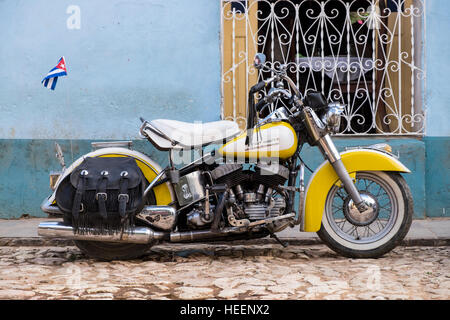 Moto Harley Davidson à partir des années 1950, stationné à Trinidad, Cuba Banque D'Images