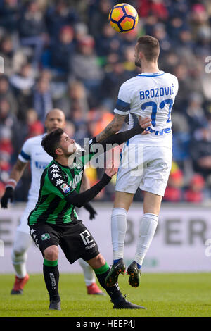 Reggio nell'Emilia, Italie. 2016, 18 décembre : Stefano Sensi (gauche) de l'US Sassuolo et Marcelo Brozovic pour concurrencer la balle au cours de la Serie A footbal Banque D'Images