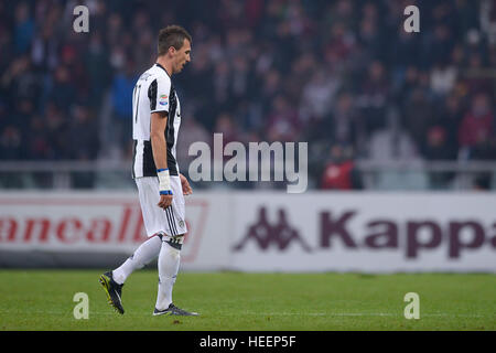 Turin, Italie. 2016, 11 décembre : Mario Mandzukic de Juventus FC quitte le terrain pour son remplacement au cours de la série d'un match de football entre Torino Banque D'Images