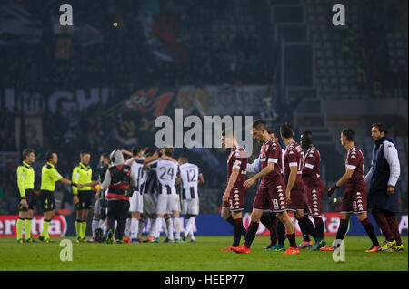 Turin, Italie. 2016, 11 décembre : Les joueurs de Torino FC (à droite) sont déçu tandis que les joueurs de la Juventus FC (à gauche) célèbrent à la fin de la Serie A Banque D'Images