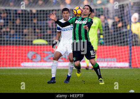 Reggio nell'Emilia, Italie. 2016, 18 décembre : Jeison Murillo (gauche) de l'Internazionale FC et Alessandro Matri de US Sassuolo en concurrence pour la balle duri Banque D'Images