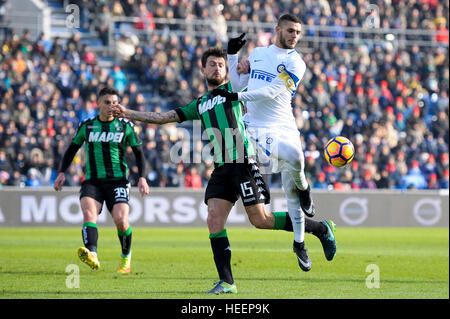 Reggio nell'Emilia, Italie. 2016, 18 décembre : Francesco Acerbi US Sassuolo et de Mauro Icardi (droite) de l'Internazionale FC en concurrence pour la balle durin Banque D'Images