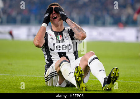 Turin, Italie. 2016, 17 décembre : Mario Mandzukic de la Juventus est déçu au cours de la série d'un match de football entre la Juventus et l'AS Roma. Banque D'Images