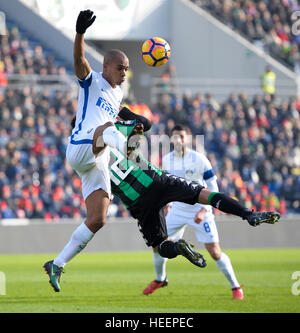 Reggio nell'Emilia, Italie. 2016, 18 décembre : Joao Mario (à gauche) de l'Internazionale FC et Stefano Sensi comepte pour le bal au cours de la Serie A footbal Banque D'Images