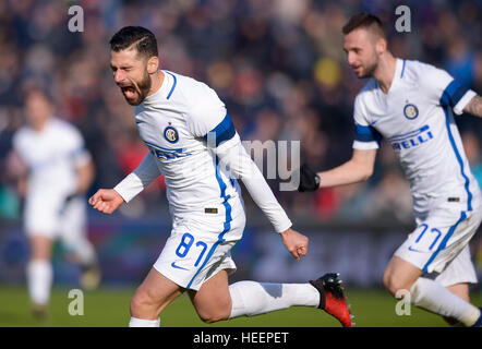 Reggio nell'Emilia, Italie. 2016, 18 décembre : Sasha Vujačić de l'Internazionale FC célèbre après avoir marqué le but gagnant lors de la Serie A footb Banque D'Images