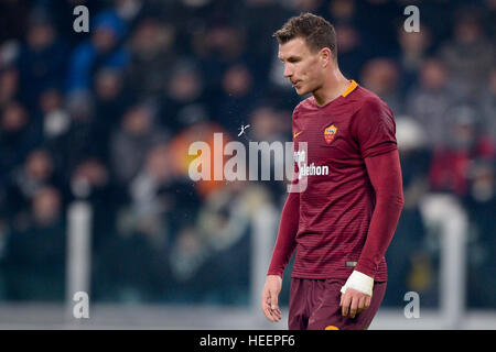 Turin, Italie. 2016, 17 décembre : Edin Dzeko de AS Roma crache au cours de la serie d'un match de football entre la Juventus et l'AS Roma. Banque D'Images