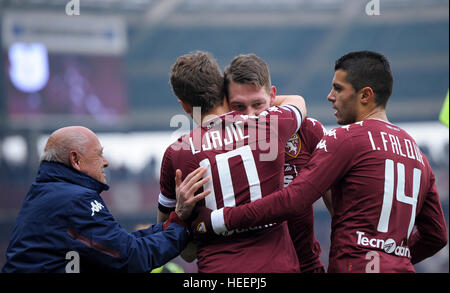 Turin, Italie. 2016, 11 décembre : Andrea Belotti (deuxième à droite) de Torino FC célèbre avec les commerçants Antonio Vigato (à gauche) et le joueur Banque D'Images