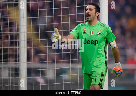 Turin, Italie. 2016, 11 décembre : Gianluigi Buffon de la Juventus lors de la série de gestes d'un match de football entre les FC et la Juventus de Turin. Juventu Banque D'Images