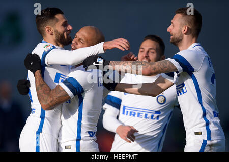 Reggio nell'Emilia, Italie. 2016, 18 décembre : Sasha Vujačić (gauche) de l'Internazionale FC célèbre après avoir marqué le but gagnant lors de la Serie Banque D'Images