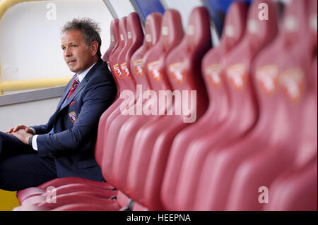 Turin, Italie. 2016, 11 décembre : Sinisa Mihajlovic, entraîneur-chef des TorinoFC, regarde la série avant un match de football entre Torino FC et la Juventus Banque D'Images