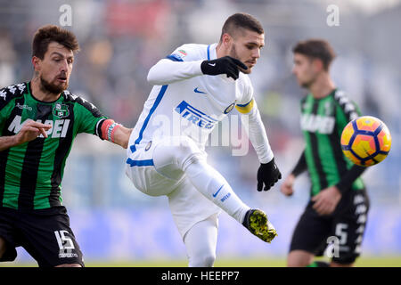 Reggio nell'Emilia, Italie. 2016, 18 décembre : Francesco Acerbi (gauche) de l'US Sassuolo et Mauro Icardi de l'Internazionale FC en concurrence pour le bal au cours de Banque D'Images