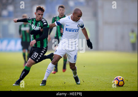 Reggio nell'Emilia, Italie. 2016, 18 décembre : Pol Lirola (gauche) de l'US Sassuolo) et Joao Mario de l'Internazionale FC en concurrence pour le bal au cours de la Se Banque D'Images