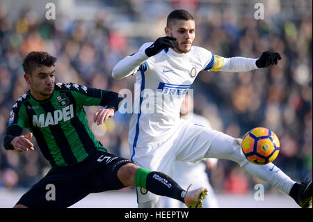 Reggio nell'Emilia, Italie. 2016, 18 décembre : Luca Antei (gauche) de l'US Sassuolo et Mauro Icardi de l'Internazionale FC en concurrence pour le bal au cours de la S Banque D'Images