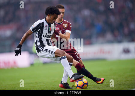 Turin, Italie. 2016, 11 décembre : Juan Cuadrado (gauche) de la Juventus de Turin et Antonio Barreca FC en concurrence pour le bal au cours de la Serie A football Banque D'Images