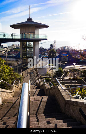 Escalier et ascenseur, plate-forme d'observation et de construction sur front de Southend. Banque D'Images